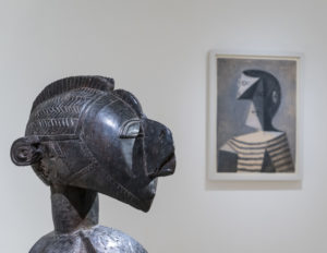 Allestimento_Maschera a spalla D'mba, Baga, Guinea e Busto di uomo in maglia a righe, Picasso, 1939 Crediti fotografici: © Collezione Peggy Guggenheim. Photo Matteo De Fina