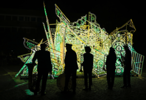 Iginio De Luca, Iailat, 2018-2019, performance - Fabrizio Cicero, Ordine Nuovo, 2019, installazione. L'Inaugurazione, piazza Jan Palach. ©Maria Giovanna Sodero