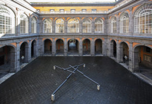 Hidetoshi Nagasawa, Pozzo nel cielo, 1999 - 2014,ferro e marmo, 200x1000x1000. Foto di Alessandra Cardone e Luciano Basagni © Polo museale della Campania