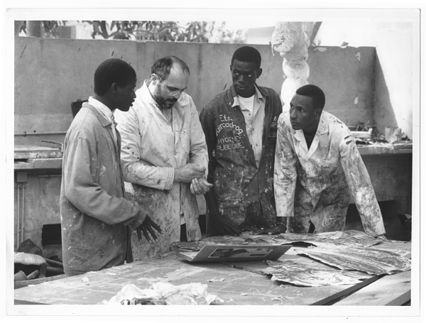 Bruno Ceccobelli a Dakar, in Senegal, nel 1993, docente all'Accademia di Belle Arti (foto Sandro Vannini)