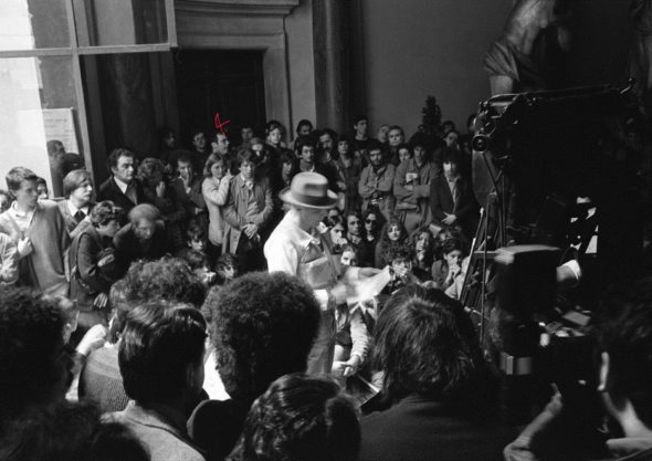 Bruno Ceccobelli fra il pubblico della performance di Joseph Beuys, Roma, Palazzo Braschi, 1981 - Foto Stefano Fontebasso De Martino