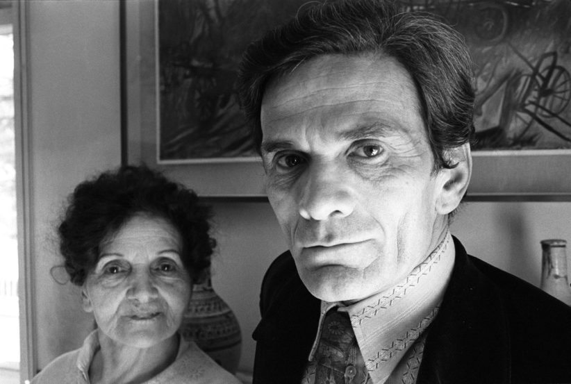 Chiamala Roma. Archivio Becchetti Pier Paolo Pasolini, ritratto nella sua casa a Roma insieme alla madre, 1974