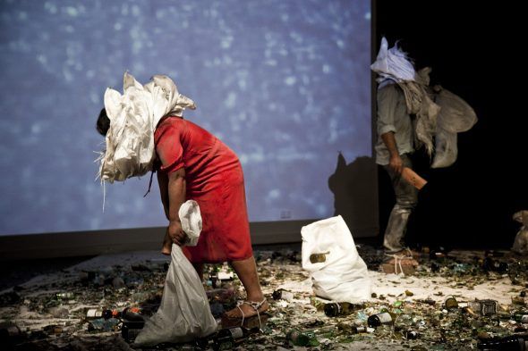 Biennale di Sydney 2020 Latai Taumoepeau, Stitching (Up) The Sea, 2014, Performance al Blacktown Arts Centre 