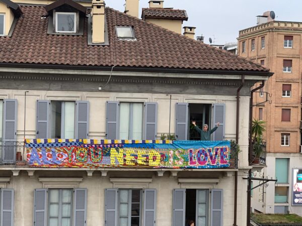 Sul Corriere l’installazione dell’artista Felipe Cardena, titolo All we Need is Love