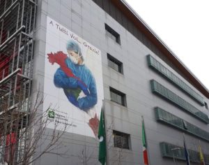 Muraòe Bergamo cin una dottoressa che culla l'Italia
