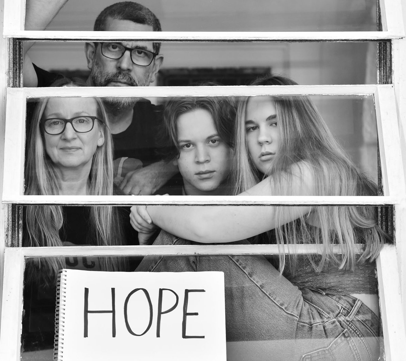 Messaggi di speranza alla finestra. Il fotografo Stephen Lovekin dà voce a chi è isolato in casa