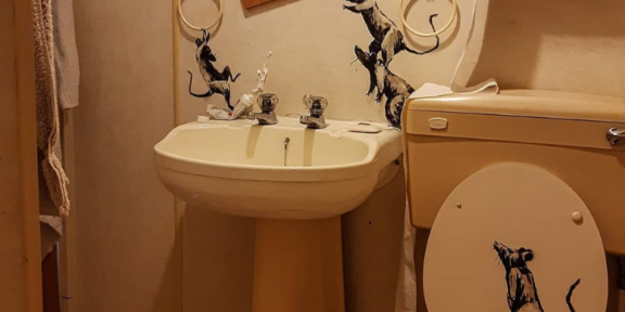 ratti dipinti su un bagno di Banksy