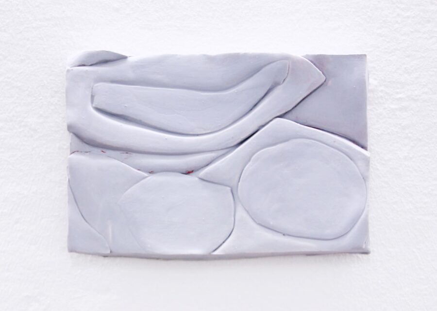 Bonenti, Linus, 2019, ceramica dipinta a ingobbio, 12 x 18 x 2 cm