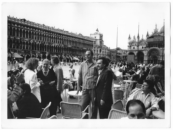 Bruno Ceccobelli con Jannis Kounellis al Caffè Florian, Venezia, 1988 (foto Stefano Fontebasso De Martino)
