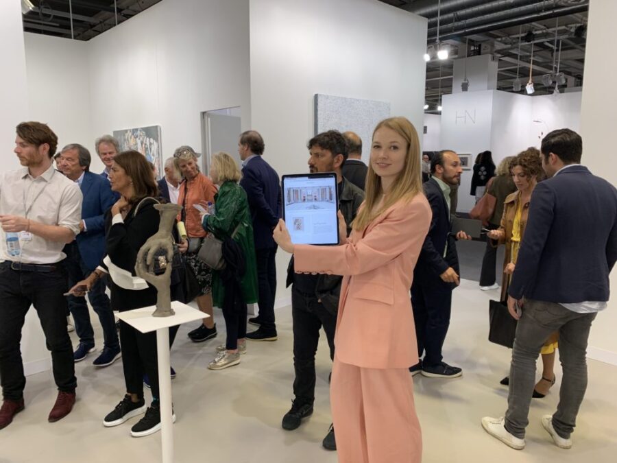 David Zwirner Direttore vendite online Elena Soboleva con il suo iPad presso lo stand Art Basel della galleria nel 2019. Foto di Andrew Goldstein.