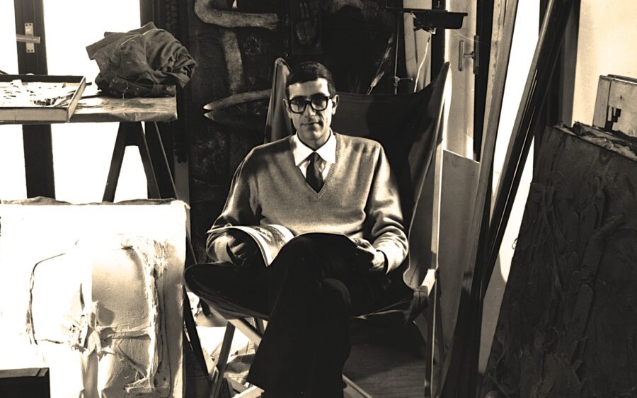 Lucio Del Pezzo nel suo studio