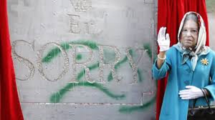 Comparsa dela Regina Elisabetta II accando l'opera di Banksy 