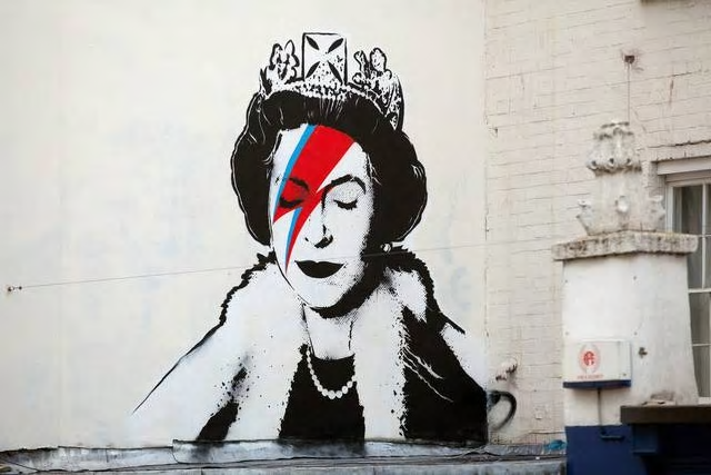 Elisabetta II come Ziggy Stardust