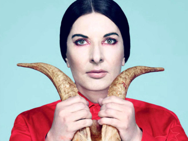 Marina Abramović con in mano un paio di corna