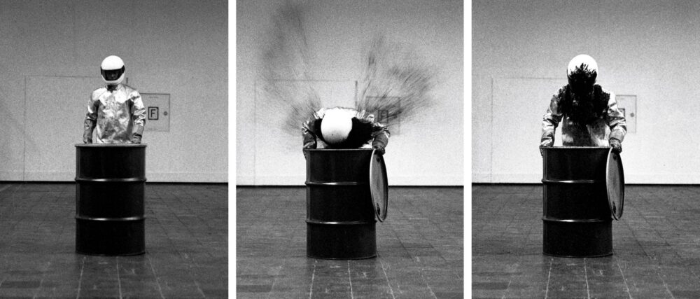 HÄUSLER Roman Signer Barrell with Explosion (Düsseldorf) 1992 Fotografia a getto d’inchiostro montata su alluminio. Tre pezzi 60 x 40 cm (ciascuno) Ed. 6/10 + 3 AP Courtesy dell’artista e Häusler, Monaco, Zurigo
