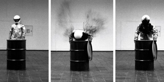 HÄUSLER Roman Signer Barrell with Explosion (Düsseldorf) 1992 Fotografia a getto d’inchiostro montata su alluminio. Tre pezzi 60 x 40 cm (ciascuno) Ed. 6/10 + 3 AP Courtesy dell’artista e Häusler, Monaco, Zurigo