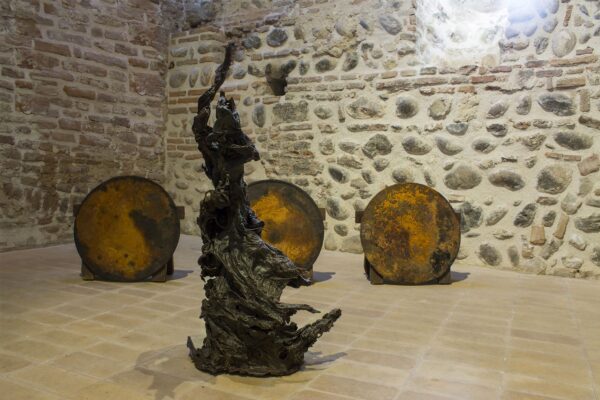 Momentum - Scultura in cera tecnica; vista dell'installazione a Torre Delle Grazie durante la personale "Il pianeta dove evaporano le rocce", Musei Civici di Bassano Del Grappa, 2018