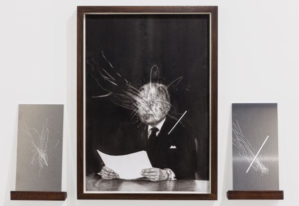 Meiro Koizumi, The Symbol #4, 2018, carboncino su carta e lastre di metallo, Courtesy Collezione Privata, Lugano