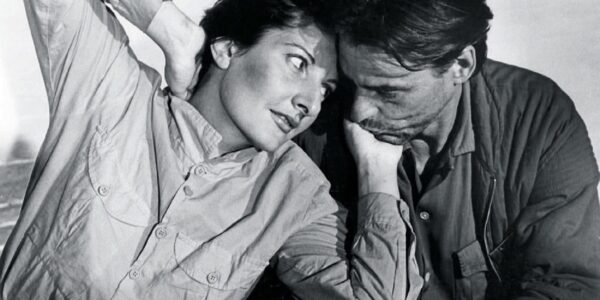Ulay bacia la mano di Marina Abramovic