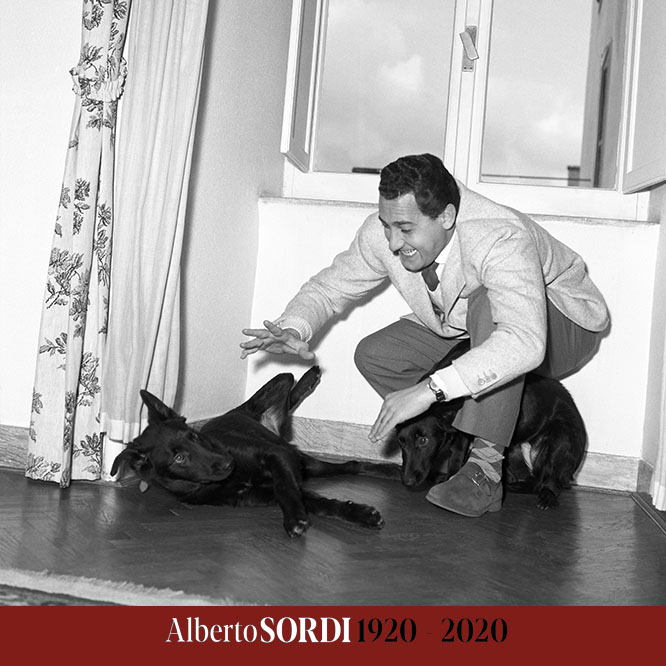 ALBERTO SORDI - LA MOSTRA DEL CENTENARIO Nella foto: Alberto Sordi in casa con i suoi cani, 1955 © Reporters Associati & Archivi
