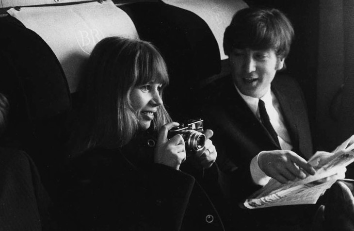 Chi era Astrid Kirchherr, la ragazza di Amburgo diventata fotografa dei Beatles