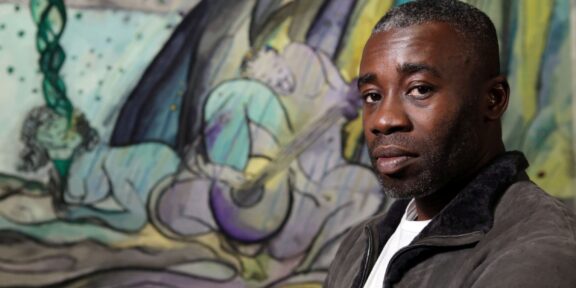 Chris Ofili di fronte a The Caged Bird’s Song, 2017, National Gallery, Londra, Source: The Telegraph.co.uk