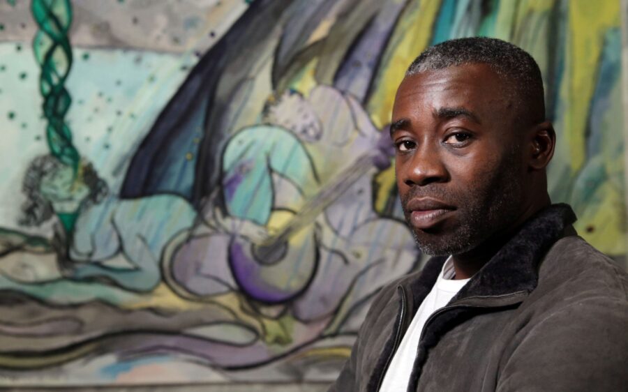 Chris Ofili di fronte a The Caged Bird’s Song, 2017, National Gallery, Londra, Source: The Telegraph.co.uk
