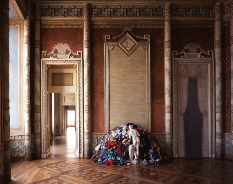 Michelangelo Pistoletto Venere degli stracci (Venus of the Rags), 1967 riproduzione di Venere classica in cemento ricoperto di mica, stracci / reproduction of Venus in cement covered in mica, rags Venere/ Venus, 130 x 40 x 45 cm / 51 3/16 x 15 3/4 x 17 11/16 in ; installazione / installation , 150 x 280 x 100 cm / 59 1/16 x 110 1/4 x 39 3/8 in. Castello di Rivoli Museo d’Arte Contemporanea, Rivoli - Torino GAM – Galleria Civica d’Arte Moderna e Contemporanea, Torino Deposito permanente / Permanent loan Fondazione CRT Progetto Arte Moderna e Contemporanea, 2006 Courtesy Castello di Rivoli Museo d’Arte Contemporanea, Rivoli - Torino