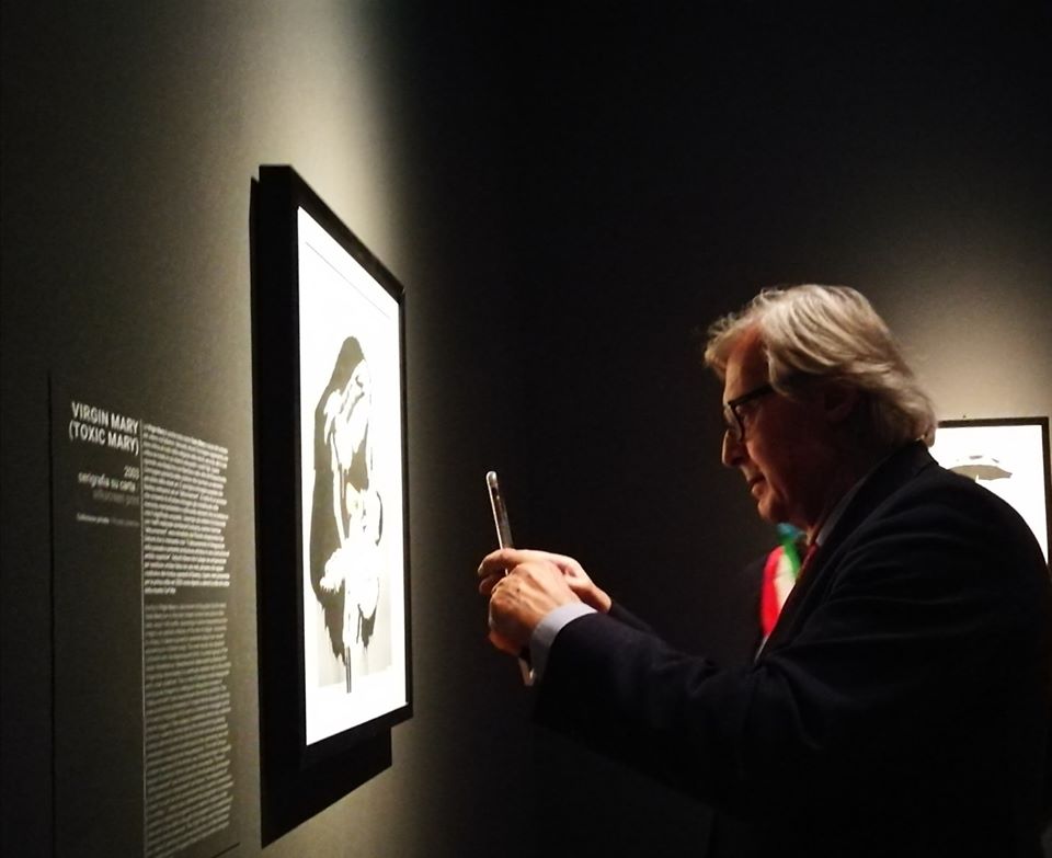 Vittorio Sgarbi all'inaugurazione della mostra su Banksy