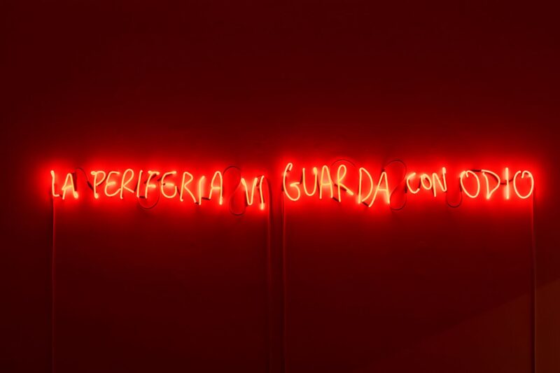 LIA RUMMA Domenico Antonio Mancini La periferia vi guarda con odio 2019 Neon 250 cm tubo, 8 mm neon Edizione di 3 + 1AP Courtesy dell’artista e Lia Rumma, Milano, Napoli