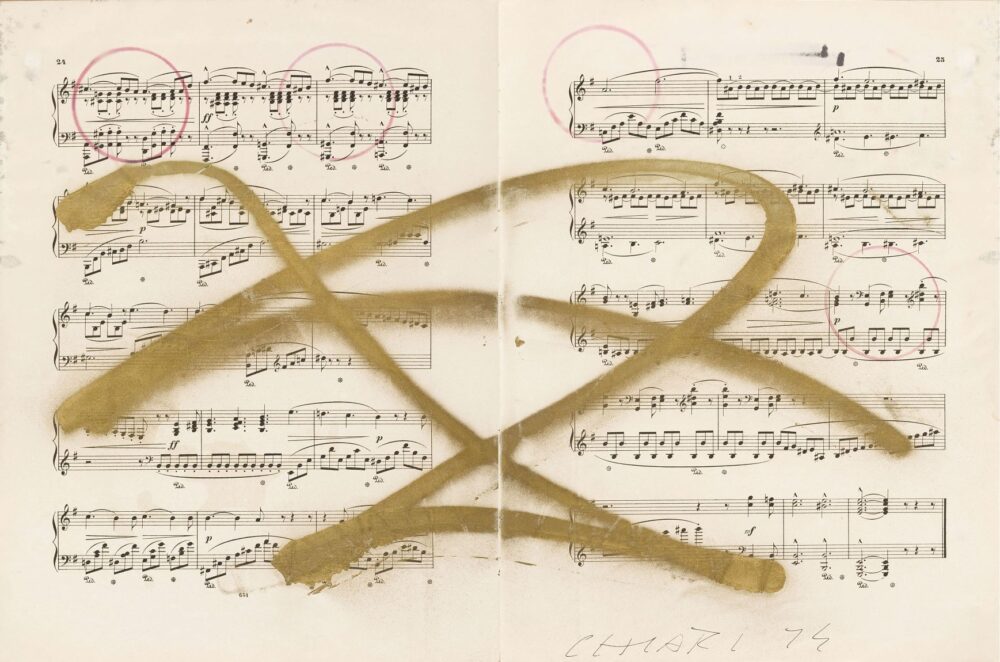 FRITTELLI Giuseppe Chiari Weisse Rose 4 1974 Tecnica mista su spartito musicale 33,5 x 51 cm Courtesy dell’artista e Frittelli, Firenze
