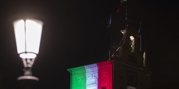 Il Torrino del Palazzo del Quirinale illuminato con il tricolore