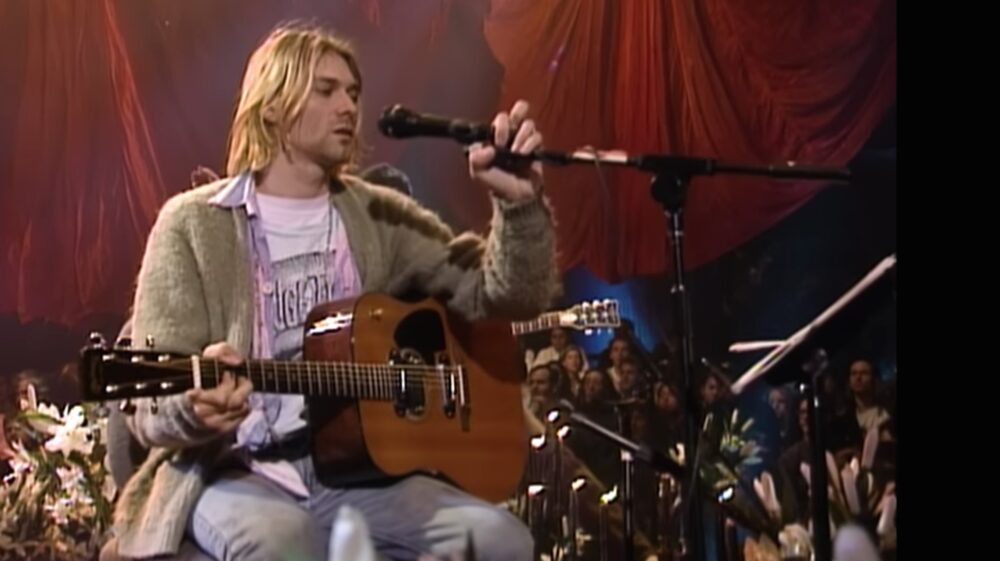 Kurt Cobain con la chitarra Martin D-18E durante l’MTV Unplugged a New York