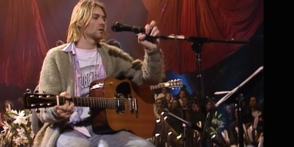 Kurt Cobain con la chitarra Martin D-18E durante l’MTV Unplugged a New York