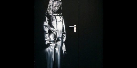 La porta del teatro Bataclan dipinta da Banksy