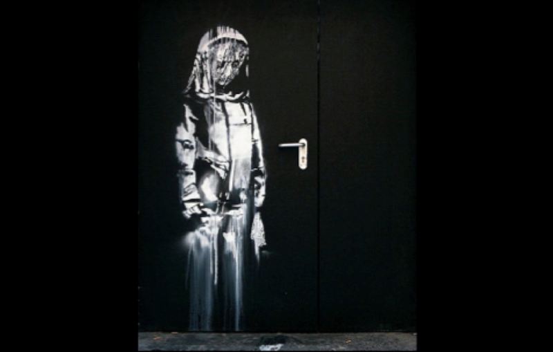 La porta del teatro Bataclan dipinta da Banksy