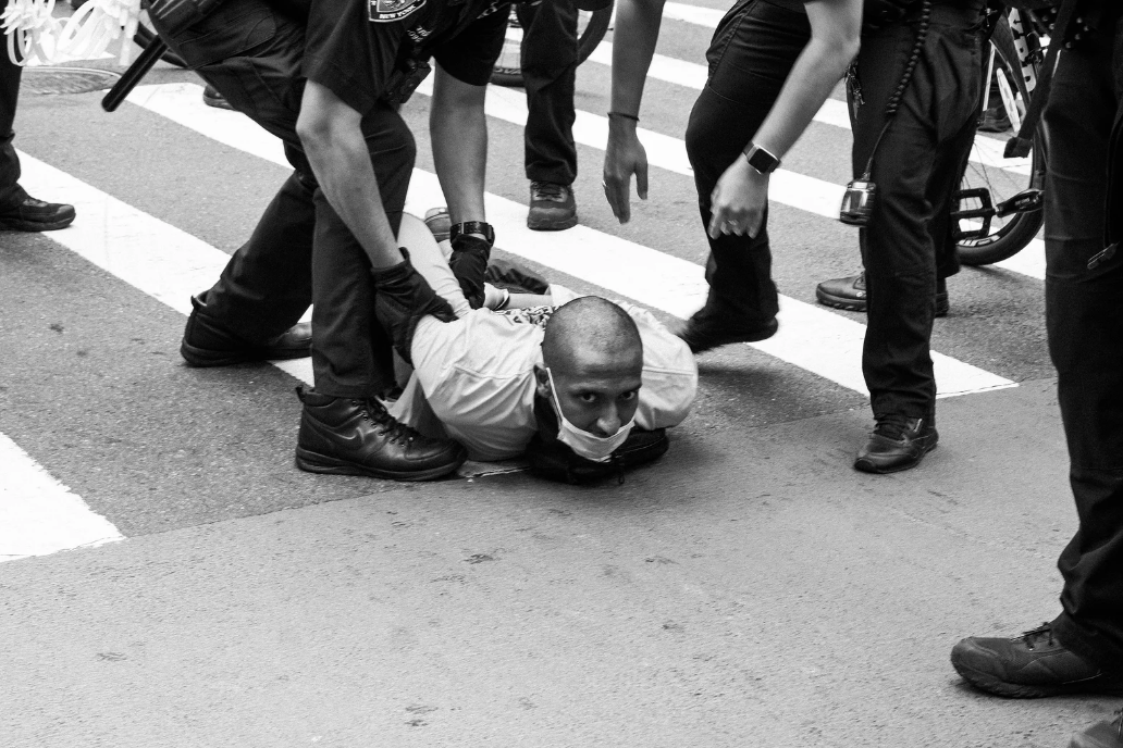 “I Can’t Breathe”. Un artista alle manifestazioni per la morte di George Floyd, ecco le immagini