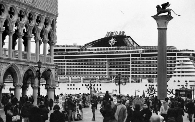 Navi da Crociera nel bacino di San Marco ©Gianni Berengo Gardin courtesy Fondazione Forma per la Fotografia