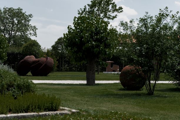 Grandi sculture del Novecento in un parco spettacolare. Una mostra en plein air, tra arte e natura