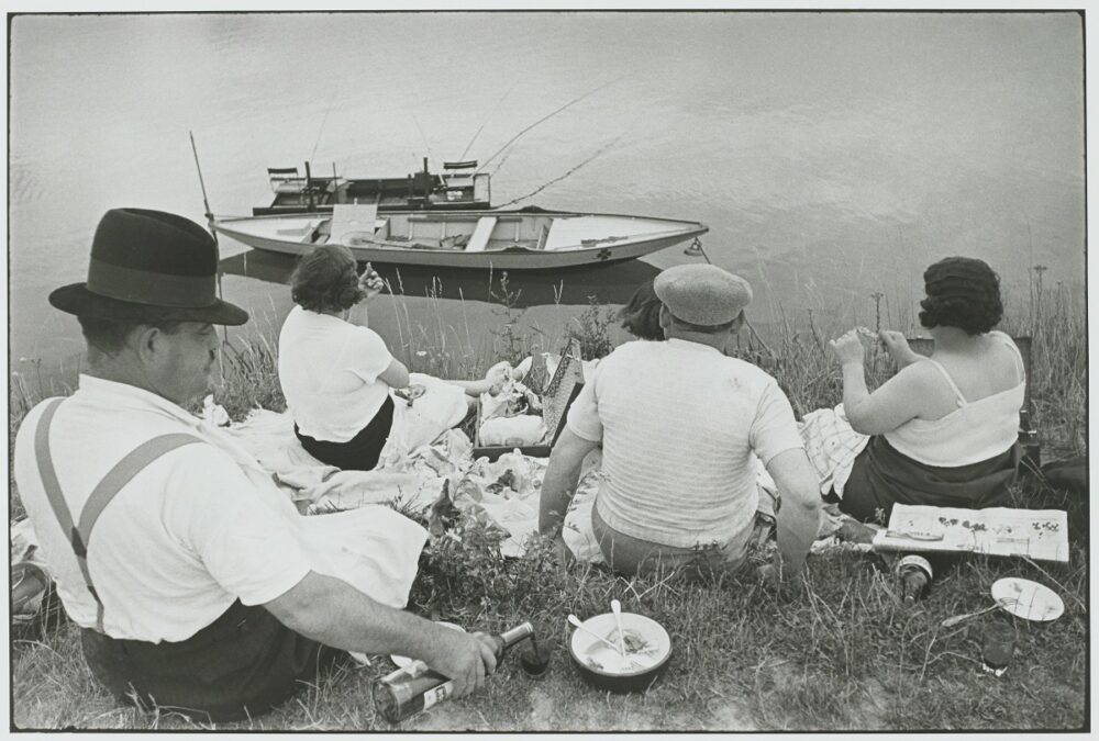 Henri Cartier-Bresson Dimanche sur les bords de Seine, France, 1938, épreuve gélatino-argentique de 1973  © Fondation Henri Cartier-Bresson / Magnum Photos