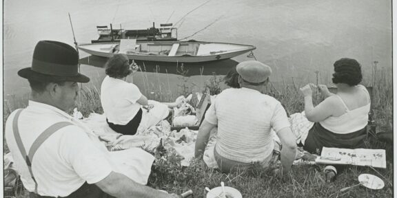 Henri Cartier-Bresson Dimanche sur les bords de Seine, France, 1938, épreuve gélatino-argentique de 1973 © Fondation Henri Cartier-Bresson / Magnum Photos