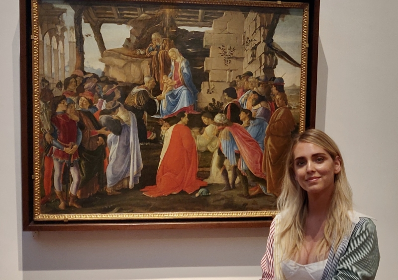 Chiara Ferragni davanti all'Adorazione dei Magi con autoritratto di Botticelli