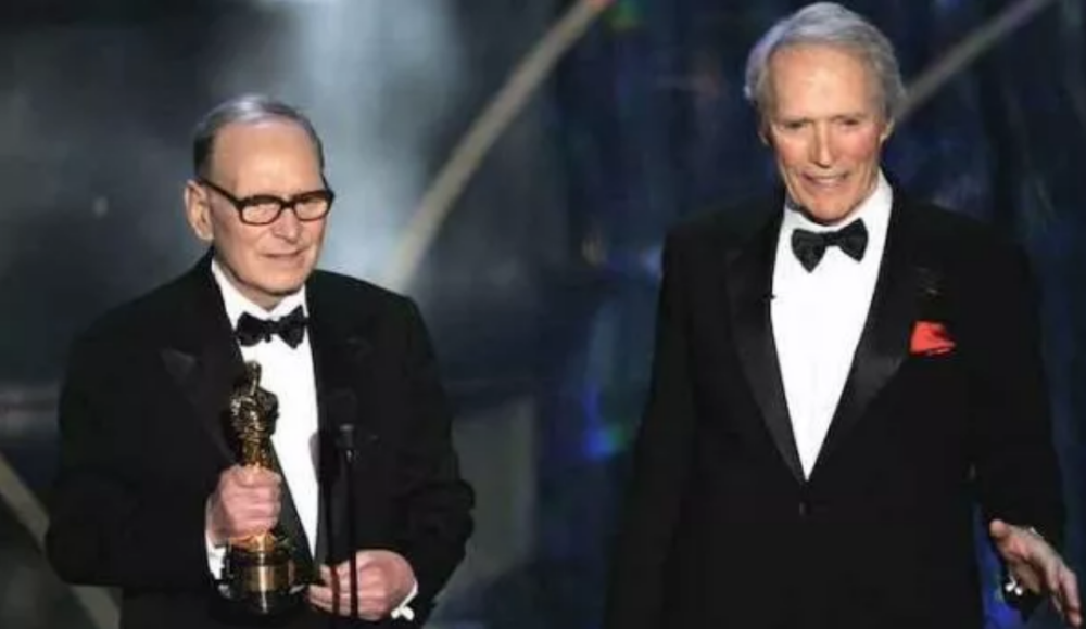 Enni Morricone e Clint Eastwood alla cerimonia degli Oscar