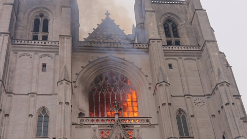 La Cattedrale di Nantes a fuoco