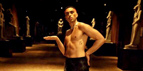 Mahmood nel video al Museo Egizio di Torino