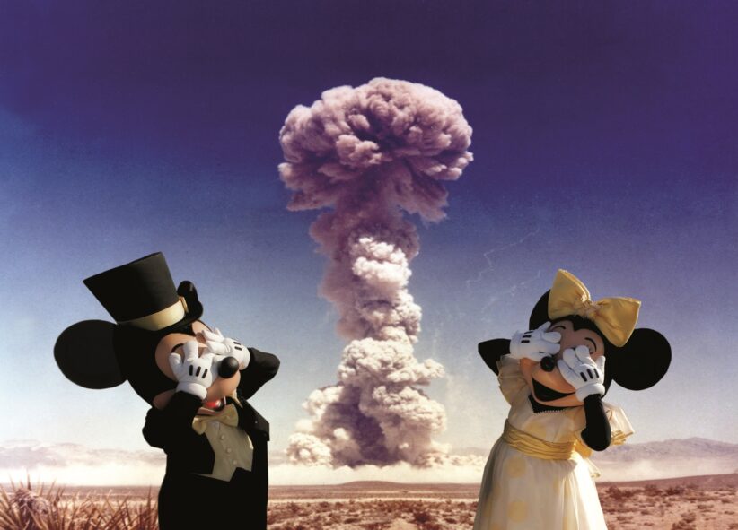 Topolino e Minnie si fanno il selfie dietro il fungo atomico nell'opera di digital art di Max Papeschi