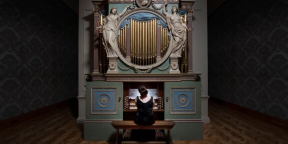 Ragnar Kjartansson, The Sky in a Room, 2018 / Performer, organ and the song Il Cielo in una Stanza by Gino Paoli (1960) / Commissioned by Artes Mundi and Amgueddfa Cymru – National Museum Wales and acquired with the support of the Derek Williams Trust and Art Fund / Courtesy of the artist, Luhring Augustine, New York and i8 Gallery, Reykjavik / Ph: Hugo Glendinning