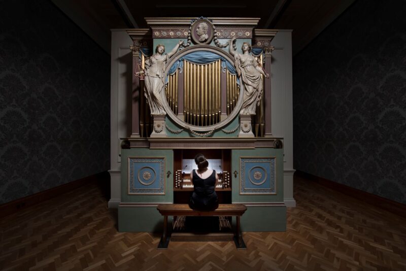 Ragnar Kjartansson, The Sky in a Room, 2018 / Performer, organ and the song Il Cielo in una Stanza by Gino Paoli (1960) / Commissioned by Artes Mundi and Amgueddfa Cymru – National Museum Wales and acquired with the support of the Derek Williams Trust and Art Fund / Courtesy of the artist, Luhring Augustine, New York and i8 Gallery, Reykjavik / Ph: Hugo Glendinning