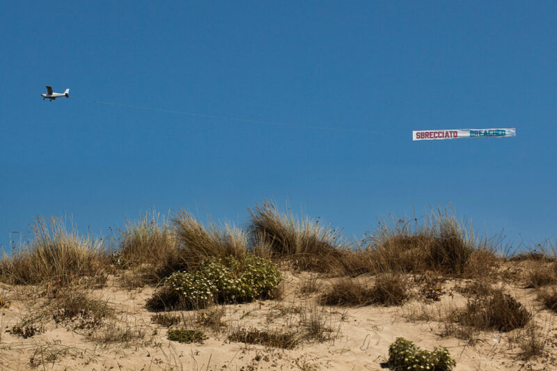 1a / 1b Lawrence Weiner, S brecciato - B reached TRACCE / TRACES MACRO, Museo d’Arte Contemporanea di Roma / Museum of Contemporary Art of Rome Courtesy dell’artista / Courtesy of the artist Ph. Claudia de Nicolò, Bianca Trevisani
