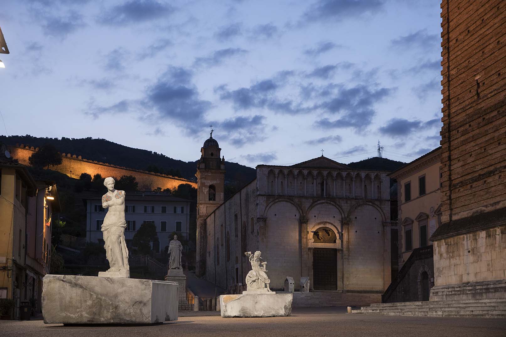 Truly. Le sculture di Fabio Viale dialogano con i luoghi simbolo di Pietrasanta